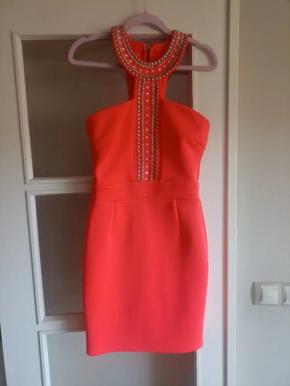 Vestido coral Lipsy London con pedrería