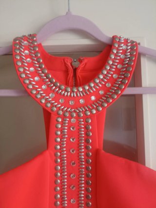 Vestido coral Lipsy London con pedrería