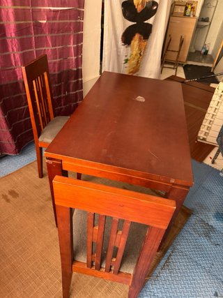 Mesa de comedor y 4 sillas de madera