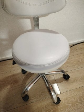 Silla giratoria con respaldo y ruedas