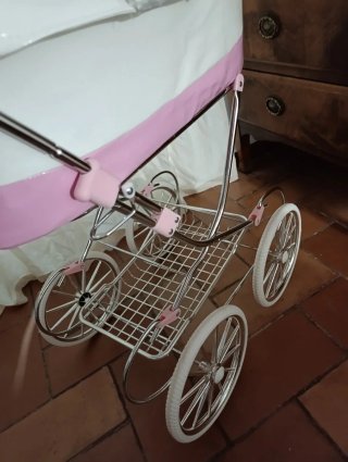 Carrito de muñecas blanco y rosa