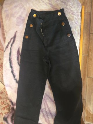 Pantalón negro botones dorados
