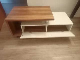 Mueble TV madera y blanco con ruedas