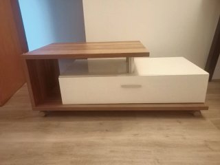 Mueble TV madera y blanco con ruedas