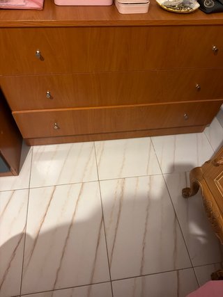 Cómoda de madera marrón
