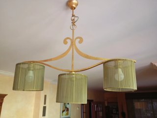 Lámpara de salón dorada con pantallas