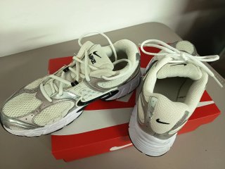 Zapatillas Nike Plata y Blancas