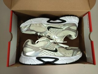 Zapatillas Nike Plata y Blancas