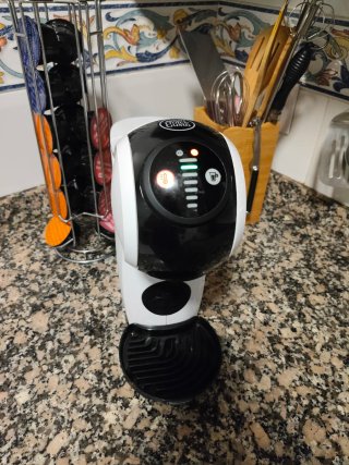 Cafetera Dolce Gusto y soporte cápsulas