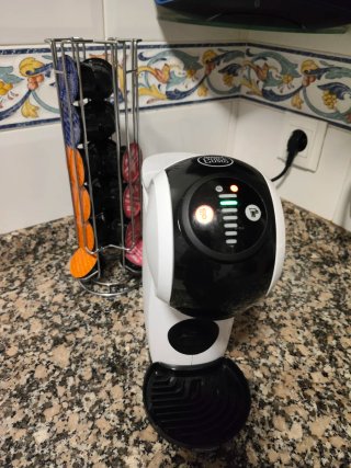 Cafetera Dolce Gusto y soporte cápsulas