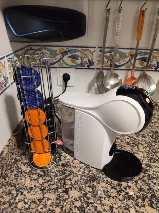 Cafetera Dolce Gusto y soporte cápsulas