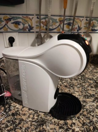 Cafetera Dolce Gusto y soporte cápsulas