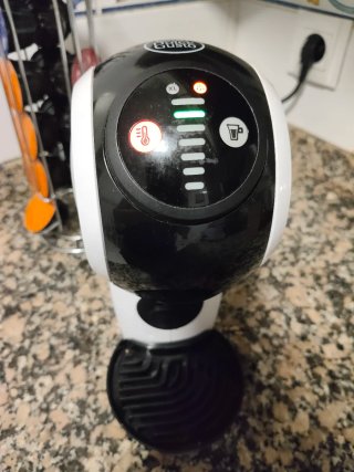 Cafetera Dolce Gusto y soporte cápsulas