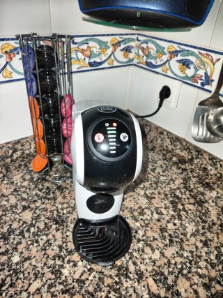 Cafetera Dolce Gusto y soporte cápsulas