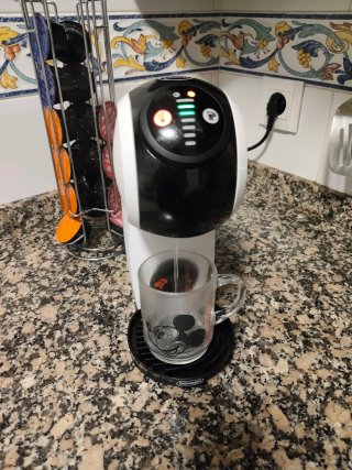 Cafetera Dolce Gusto y soporte cápsulas