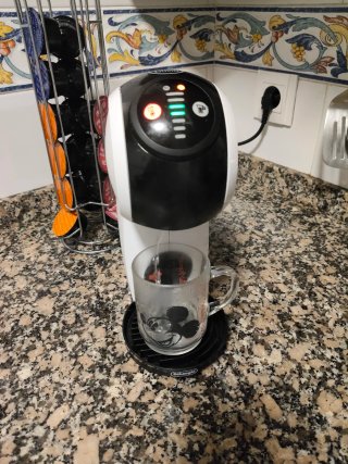Cafetera Dolce Gusto y soporte cápsulas