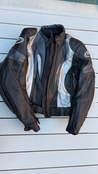 Mono de moto Speed Factory negro y plateado