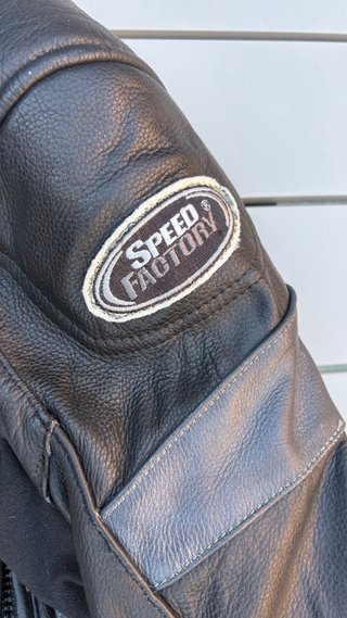 Mono de moto Speed Factory negro y plateado
