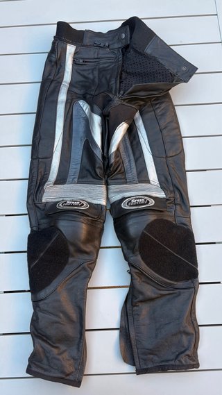 Mono de moto Speed Factory negro y plateado