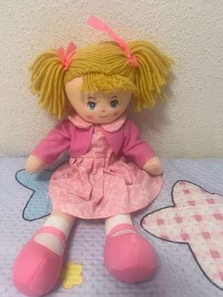 Muñeca rubia con vestido rosa