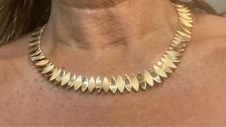Collar metálico dorado