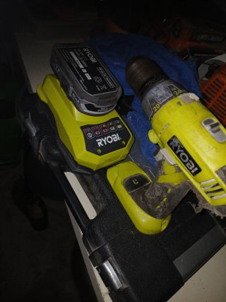 Taladro Ryobi con cargador (batería no incluida)