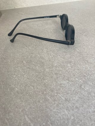 Gafas de sol ovaladas negras