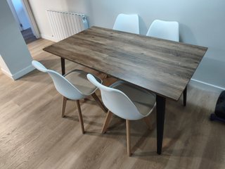 Mesa comedor y 4 sillas acolchadas
