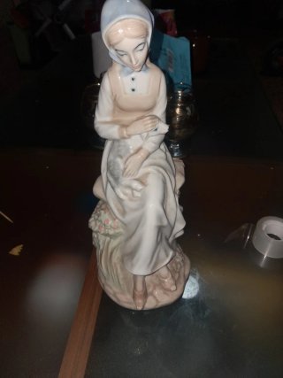 Figura de porcelana mujer con oveja