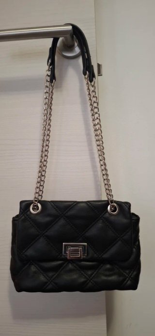 Bolso muy cuco, asa regulable larga y corta.