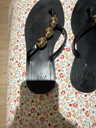 Sandalias Zara negras con adornos dorados