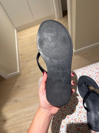 Sandalias Zara negras con adornos dorados