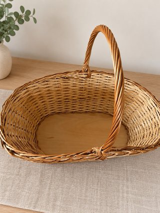 Cesta de mimbre con asa