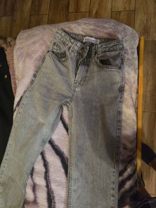 Pantalón Stradivarius acampanado gris