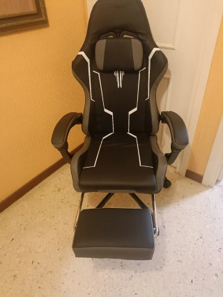 Silla gaming negra y gris sin estrenar.