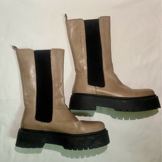 Botas Beige y Negras con Plataforma