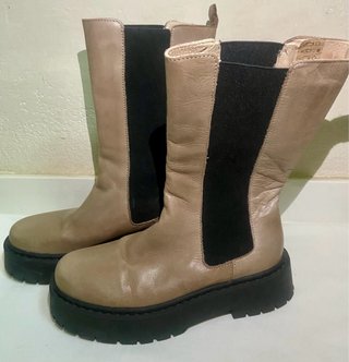 Botas Beige y Negras con Plataforma