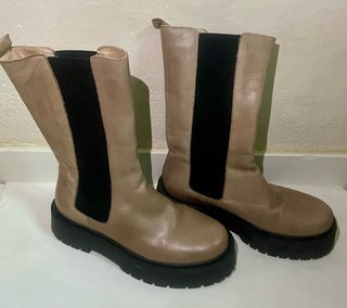 Botas Beige y Negras con Plataforma