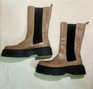 Botas Beige y Negras con Plataforma