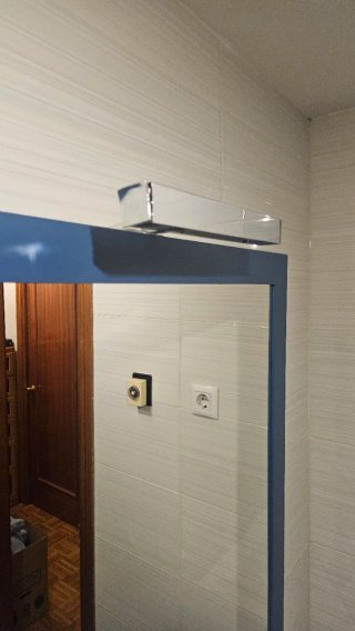 Espejo de baño con luz azul y madera