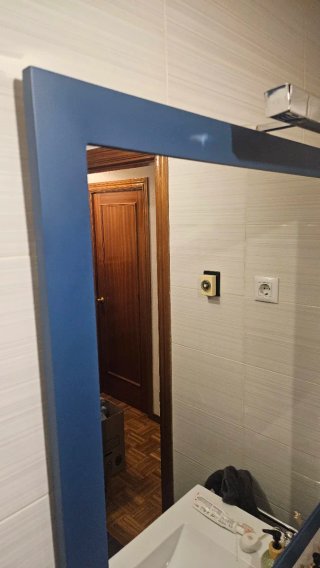 Espejo de baño con luz azul y madera