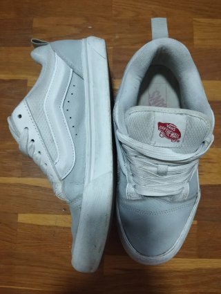 Zapatillas Vans grises y blancas