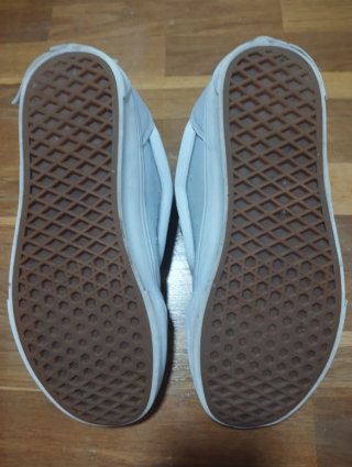 Zapatillas Vans grises y blancas