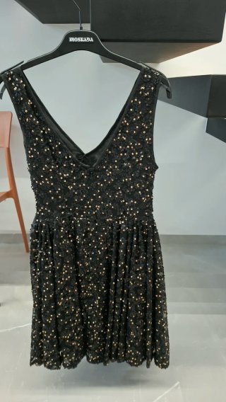 Vestido MOSKADA negro con lentejuelas doradas