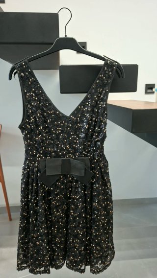 Vestido MOSKADA negro con lentejuelas doradas