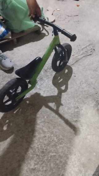Bicicleta de aprendizaje verde para niños