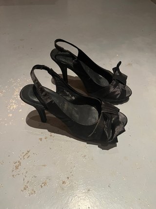 Zapatos de tacón negros con lazo talla 36