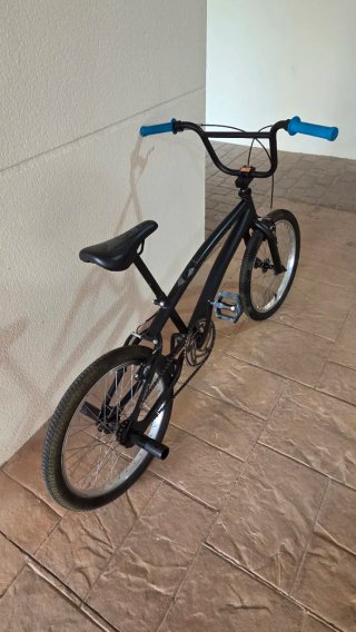 Bicicleta BMX 20" - Negro Mate / Puños Azules