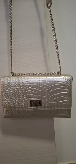 Bolso diseño elegante que imita piel de cocodrilo.