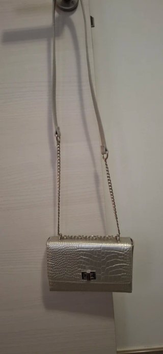 Bolso diseño elegante que imita piel de cocodrilo.